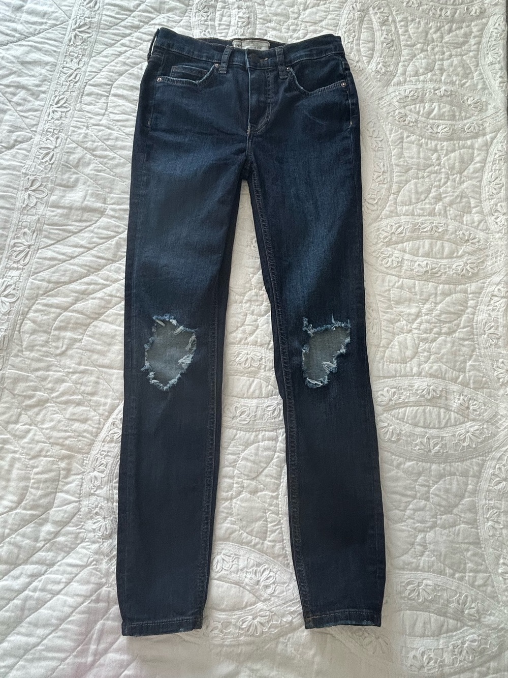 Free People Dark Blue Skinny Jeans with Knee Distressing 25R
